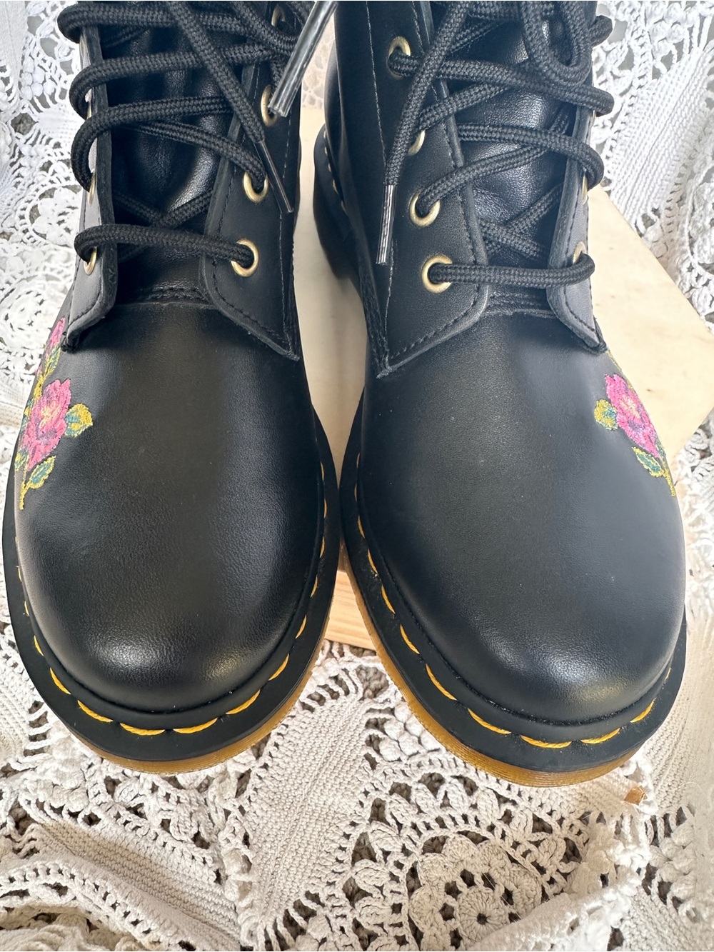 RARE Dr. Martens 1460 Vonda II Floral Embroidered Boots - Women’s Size 9 (NWOB) - Picture 4 of 13